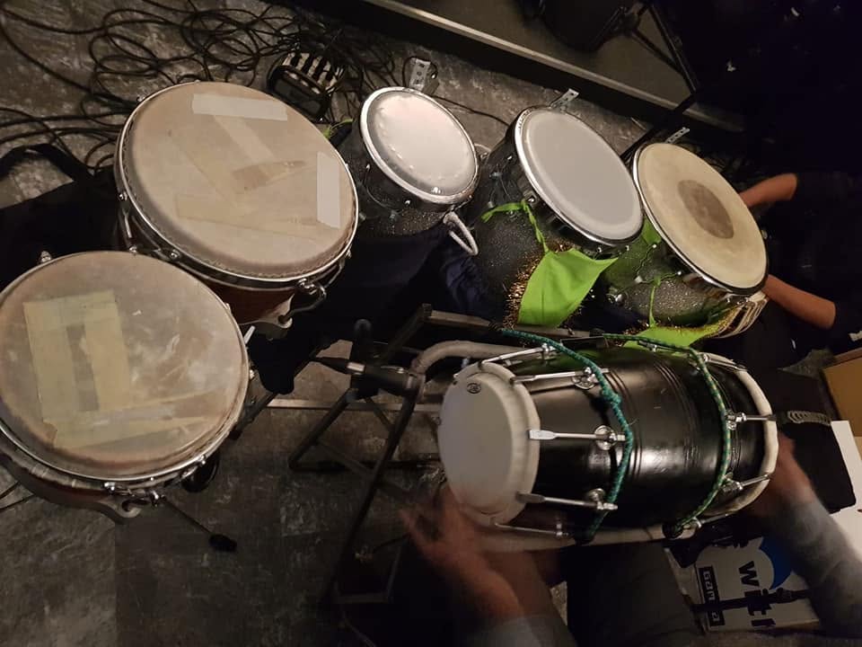 Percussie-opstelling met conga's, dholak en tabla