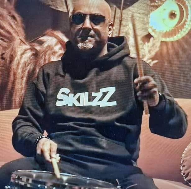 Skilzz drummer in Skilzz-hoodie achter de snare